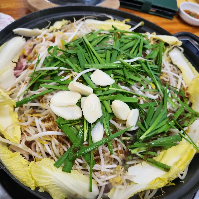 푸짐하게 담긴 오리탕 재료들