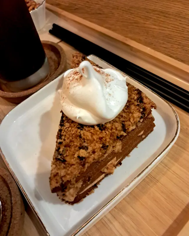 다양한 음료가 놓인 쟁반