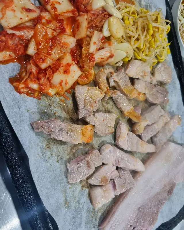 노릇하게 구워진 삼겹살과 김치의 환상적인 조합