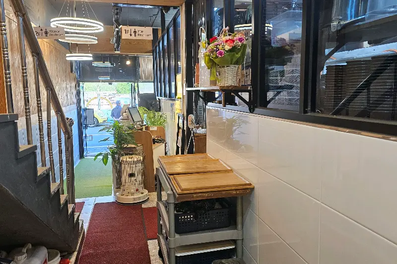 2층으로 향하는 계단