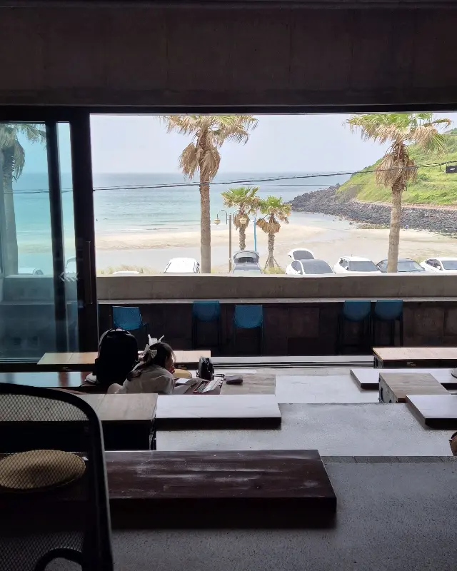 카페 야야 내부 전경