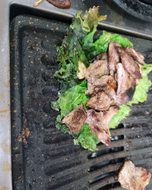 불판 위에서 맛있게 익어가는 갈매기살