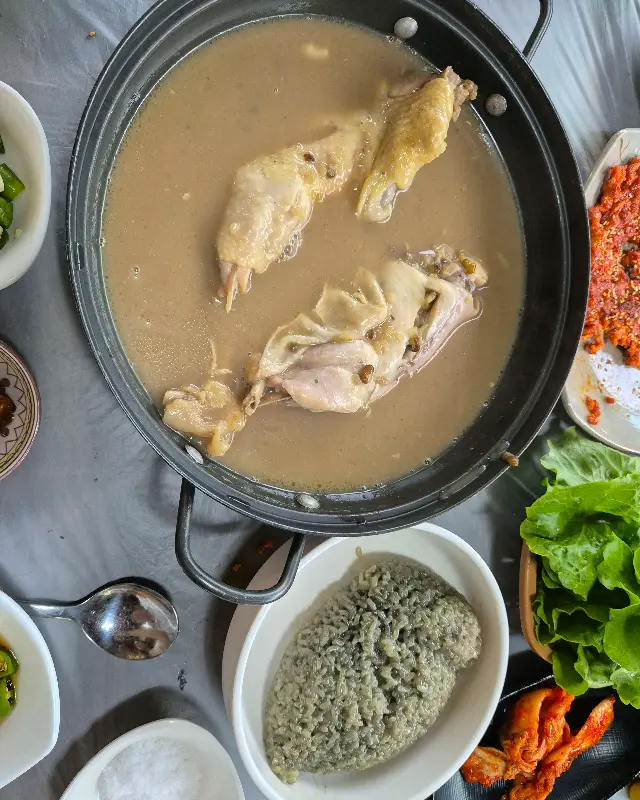 토종닭백숙과 찰밥의 조화