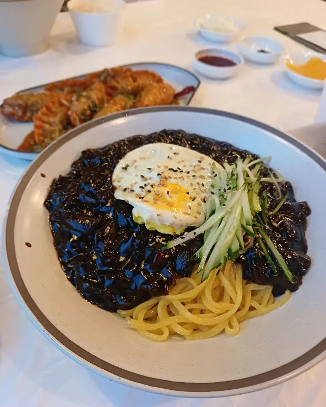 짜장면 위에 올려진 계란후라이