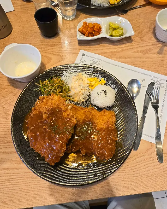 돈까스 한 상 차림