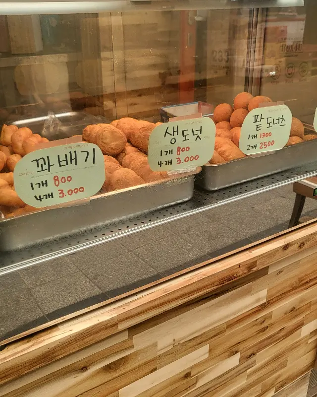 소세지가 큼지막하게 들어간 핫도그