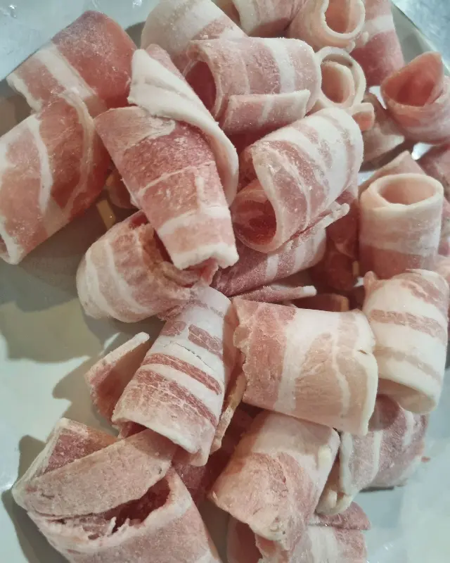 돌돌 말린 냉동 삼겹살의 신선한 모습