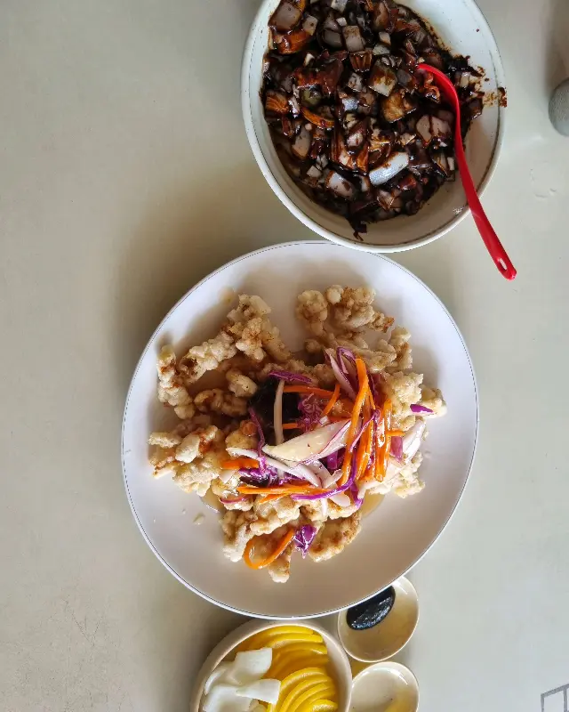 짜장 소스와 탕수육, 그리고 단무지의 조화