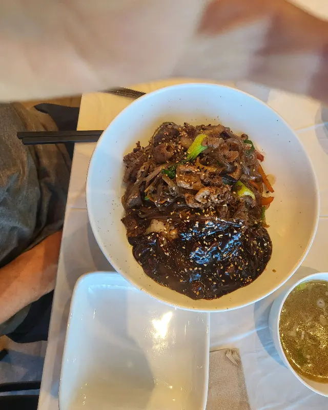 윤기가 자르르 흐르는 짜장밥