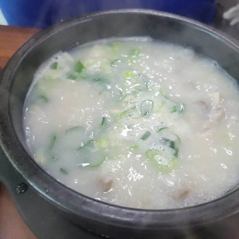 뚝배기에 담겨 보글보글 끓는 순대국