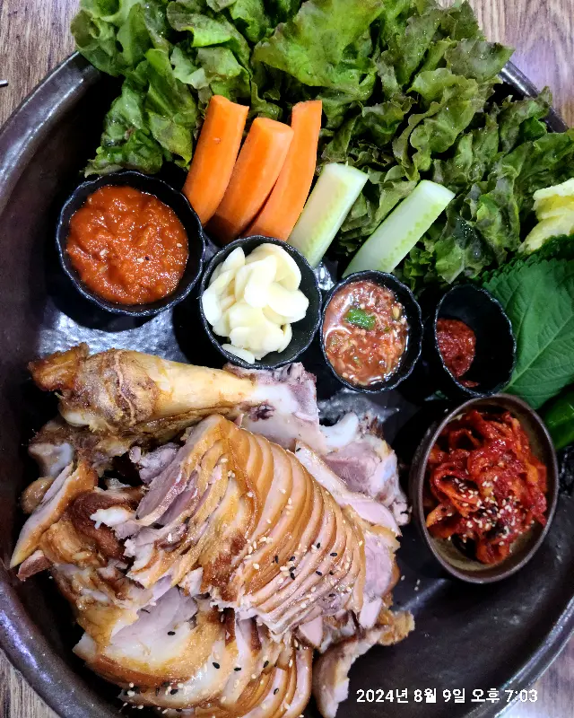 장독 옹기 뚜껑에 담겨 나온 족발