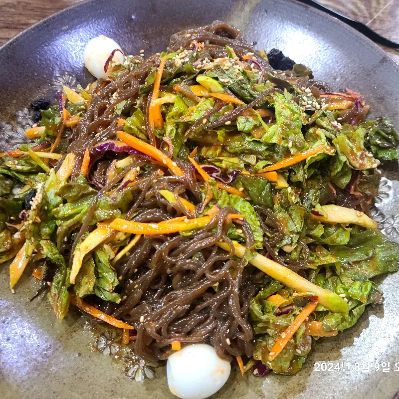 새콤달콤 쟁반국수