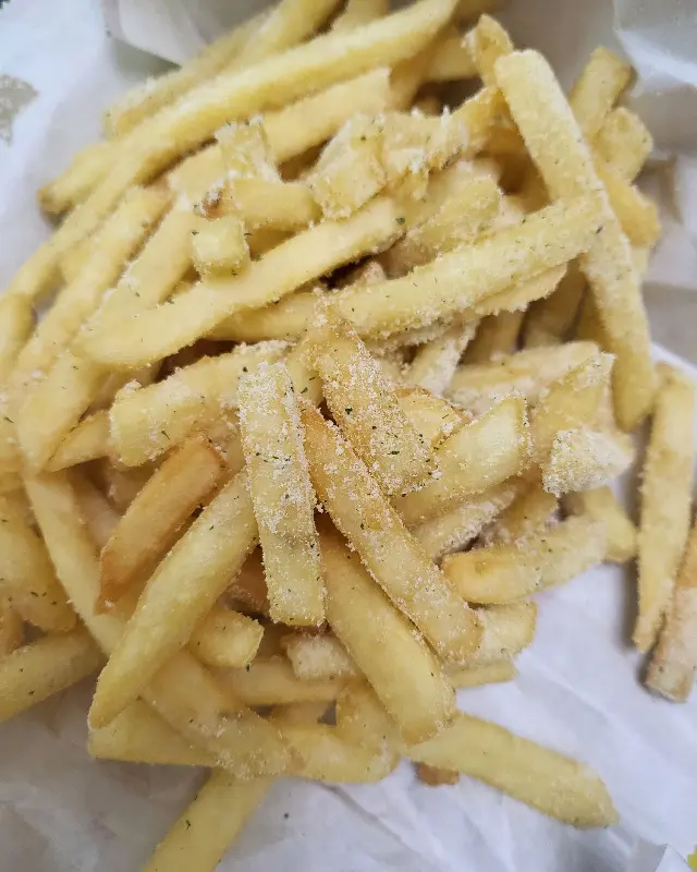 갓 튀겨져 나온 감자튀김