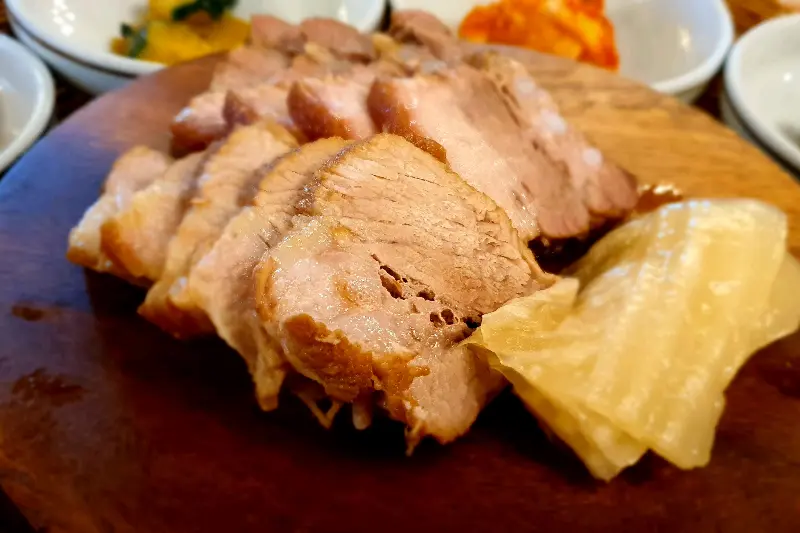 윤기가 자르르 흐르는 돔베고기