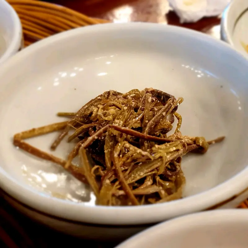 정갈한 밑반찬은 집밥을 떠올리게 한다