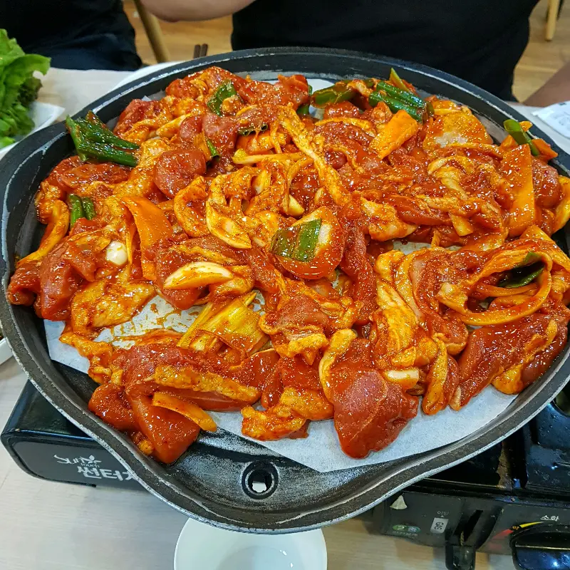 붉은 양념에 버무려진 오리 로스