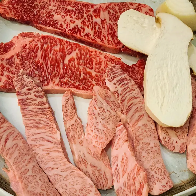 선홍빛 마블링이 예술인 고성한우명가의 모듬 스페셜