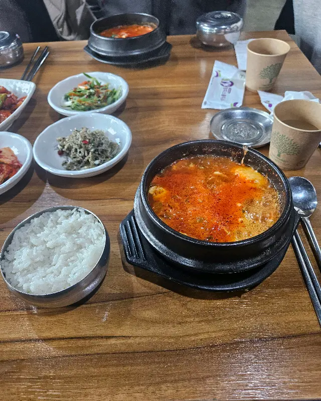 순두부찌개와 밑반찬