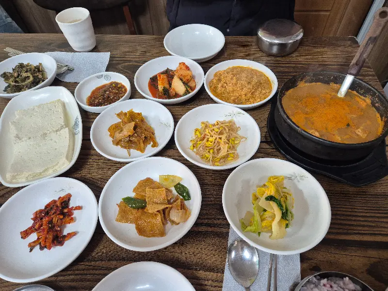 한 상 가득 차려진 모습