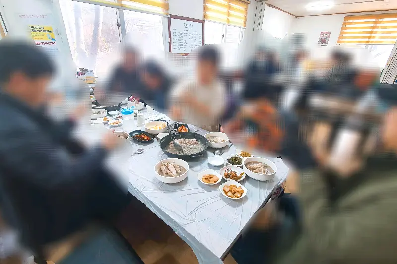 푸짐하게 차려진 토종닭백숙 한 상 차림