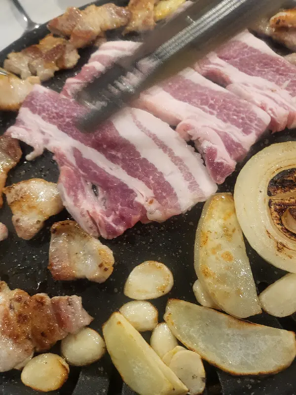 맛있게 구워진 삼겹살