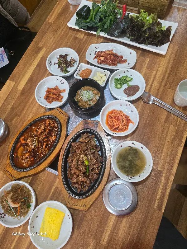 푸짐하게 차려진 쌈밥 정식 한 상 차림