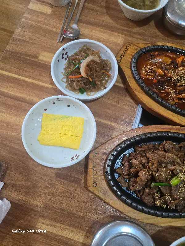 푸짐한 쌈 채소와 맛있는 반찬들