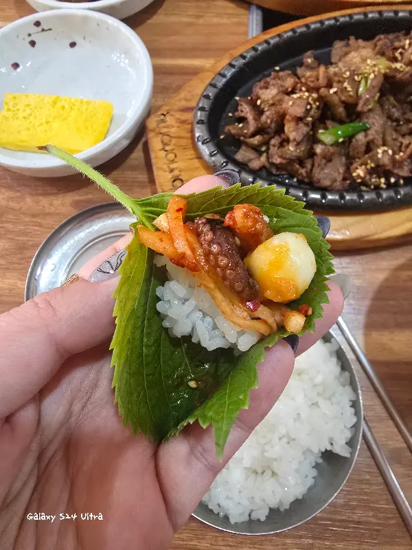 싱싱한 쌈 채소에 쭈꾸미 볶음과 밥을 얹어 한 쌈