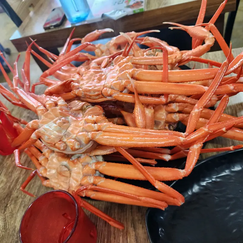 푸짐하게 쌓인 홍게