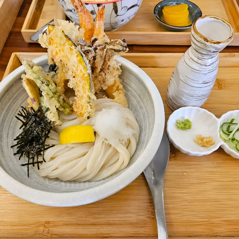 푸짐한 튀김과 우동