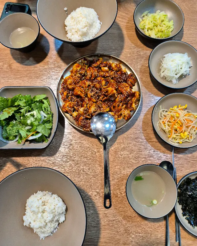 푸짐하게 차려진 쭈꾸미 한 상