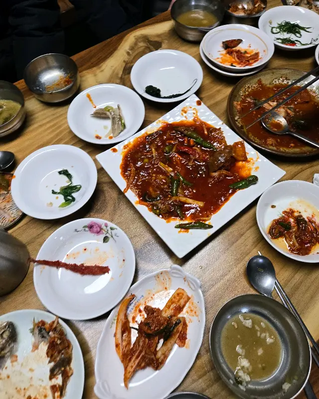 깨끗하게 비워진 식탁