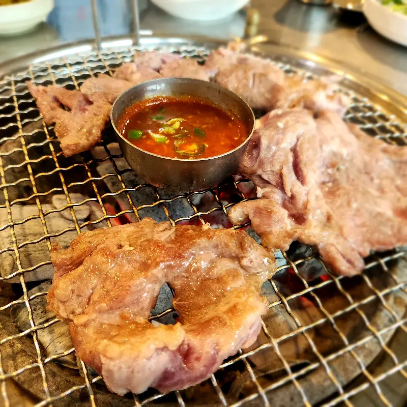 불판 위에서 익어가는 꼬들살