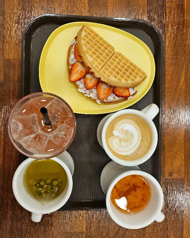 와플과 음료 세트