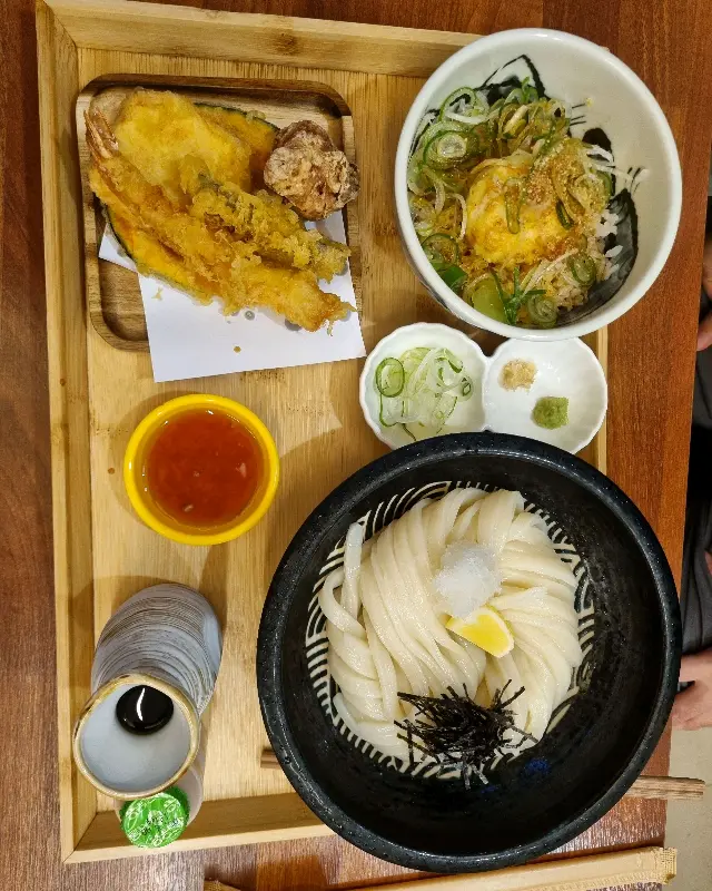 정갈하게 차려진 냉우동 한상