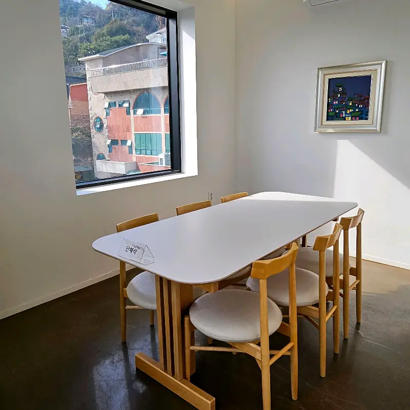 따뜻한 햇살이 들어오는 아늑한 실내 공간