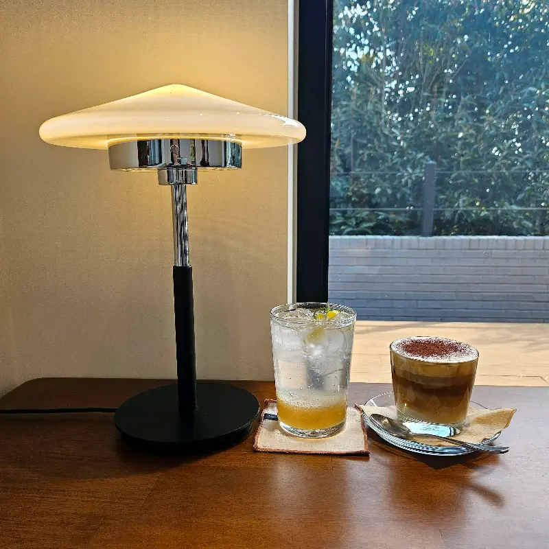 테이블 위 갓 나온 인파라떼와 음료