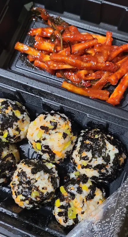 윤기가 흐르는 매콤한 불족발과 앙증맞은 주먹밥이 함께 담겨 있다.