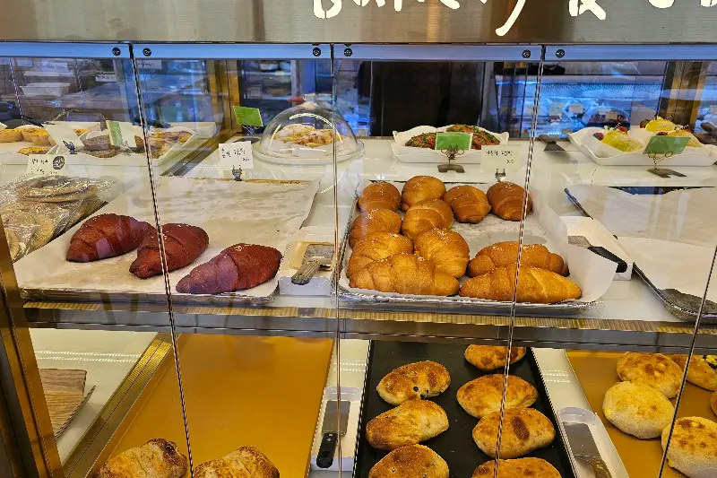 나블리 베이커리의 빵 진열대