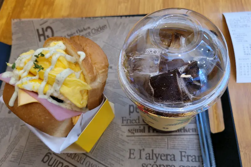 에그 토스트와 아이스 아메리카노