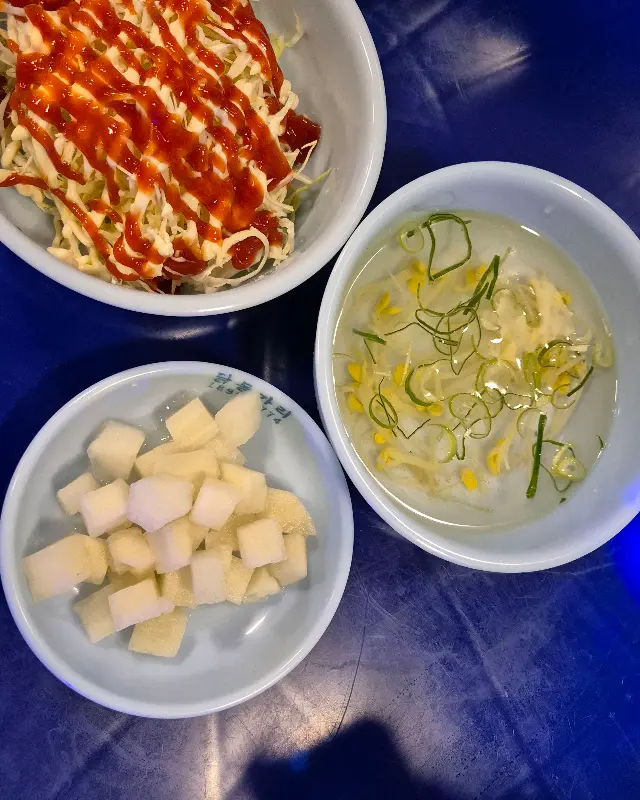 기본으로 제공되는 양배추 샐러드, 치킨무, 콩나물국