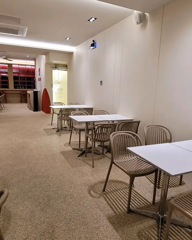 깔끔하게 정돈된 테이블과 의자