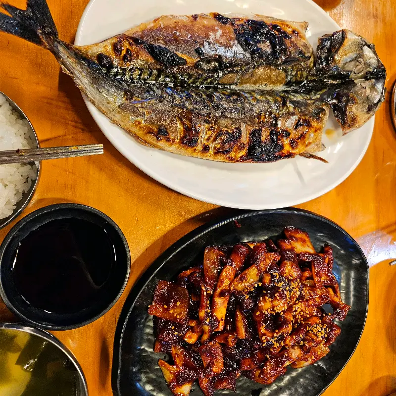 고등어 구이와 오징어 볶음 한상 차림