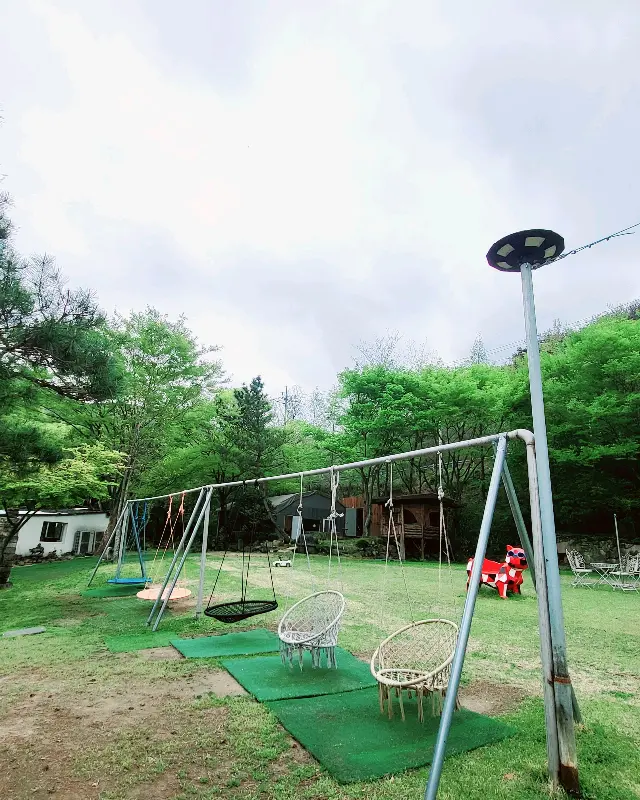 잔디밭 위의 그네