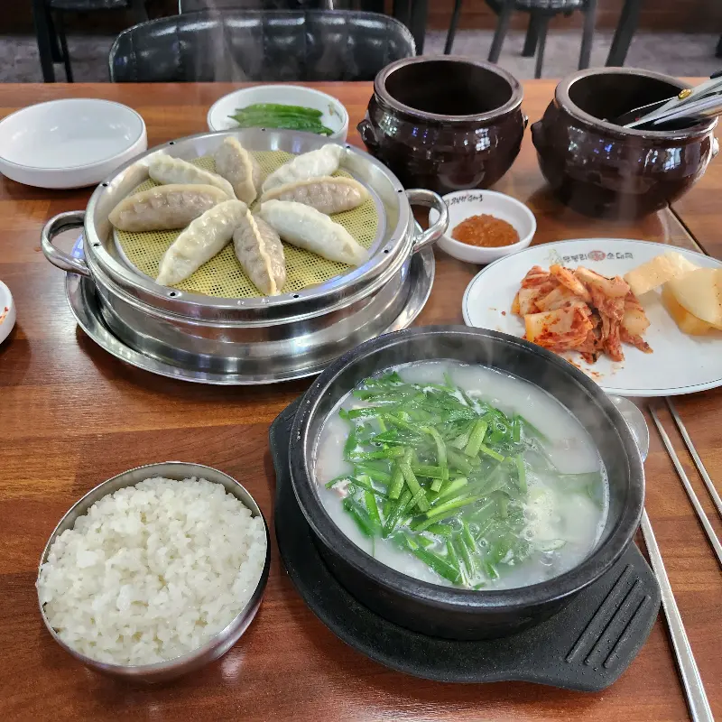 갈비만두와 순대국이 함께 차려진 모습
