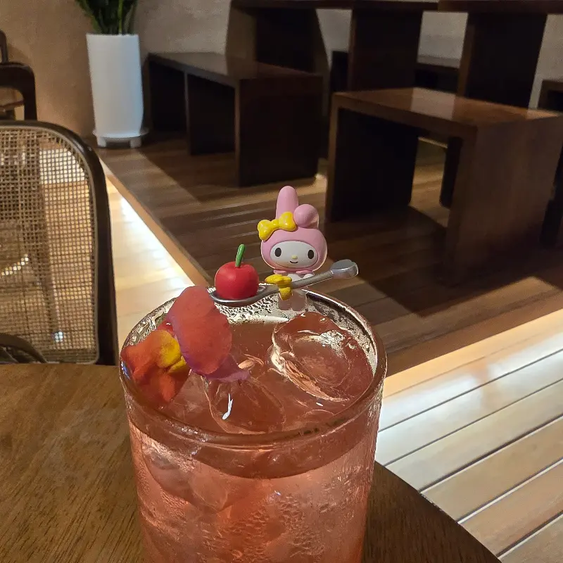 쟁반 위에 놓인 음료와 디저트