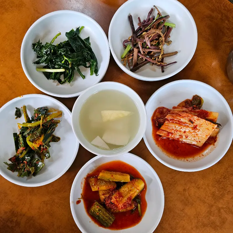 정갈하게 담겨 나온 밑반찬