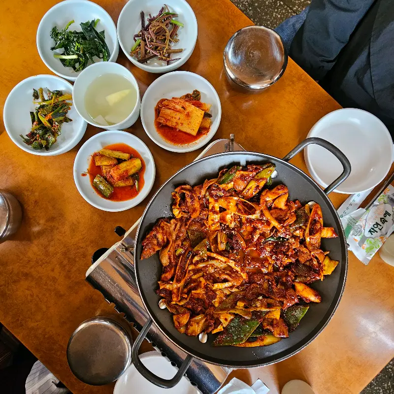 푸짐하게 차려진 한 상