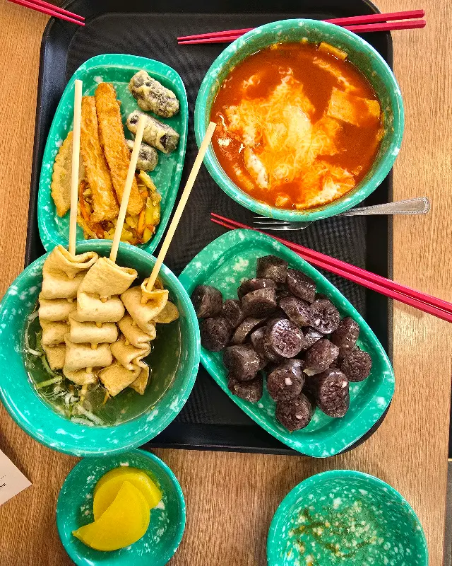 떡볶이, 순대, 튀김, 어묵 한 상 차림