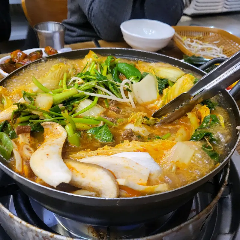 샤브샤브 냄비에 칼국수 면을 넣어 끓이는 모습